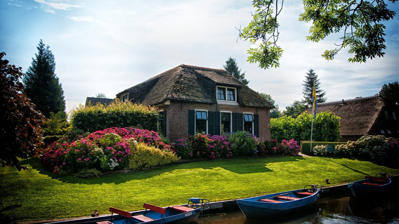 Haus mit einem schönen Garten.
