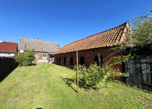 ...mit Nebengebäude