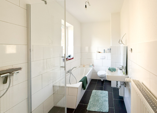 Tageslichtbad mit Wanne und Dusche