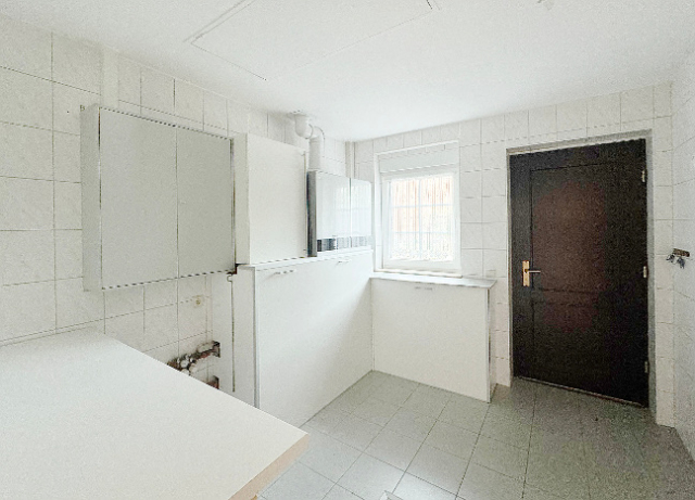 Hauswirtschaftsraum mit Ausgang